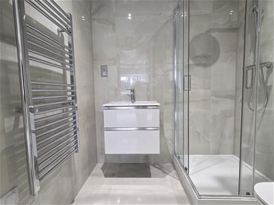 EN SUITE SHOWER ROOM/WC